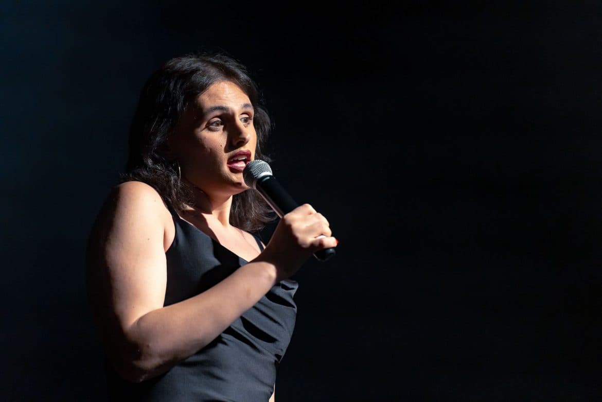 Simonetta Musitano: la comicità queer che scuote le coscienze