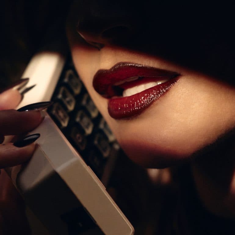 Alessandra Amoroso torna su GlitterBeam con “Si Mette Male”
