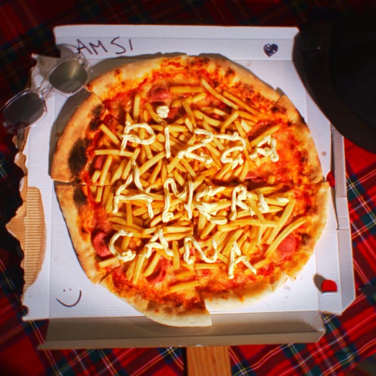 AMSI a freeCONTEnt: “Pizza Americana”, l’ironia dolceamara per Sanremo Giovani 2025