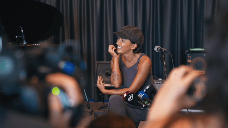 Serena Brancale a cuore aperto su GlitterBeam Italia: «Il “Sacro Tour” e l’abbraccio dei fuorisede tra Londra, Madrid e Barcellona»